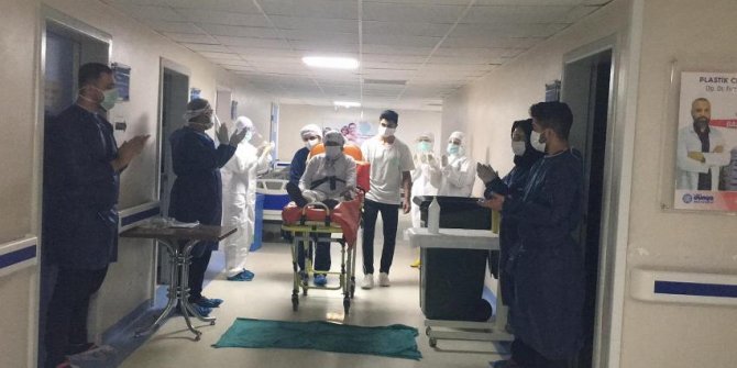 105 yaşında korna virüs yendi, alkışlarla taburcu edildi