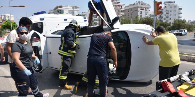Devrilen otomobilde sıkışan sürücüyü itfaiye kurtardı