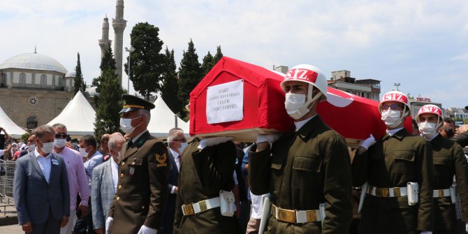 Şehit oğlunu asker selamıyla uğurladı