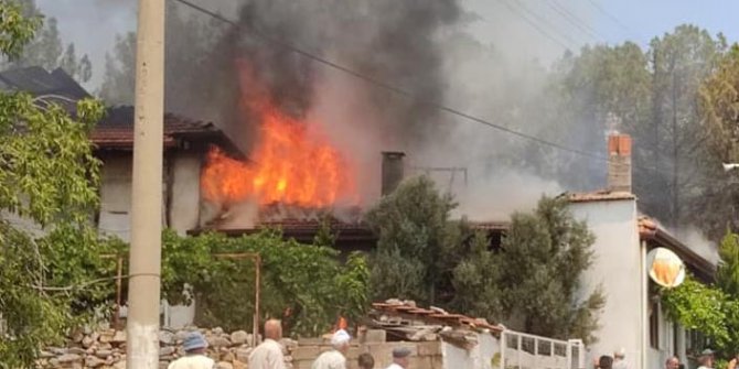 Denizli'de ahşap ev ve depo yandı