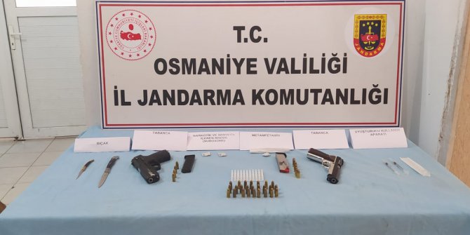 Kovalamacada durdurulan otomobilden uyuşturucu ve silah çıktı