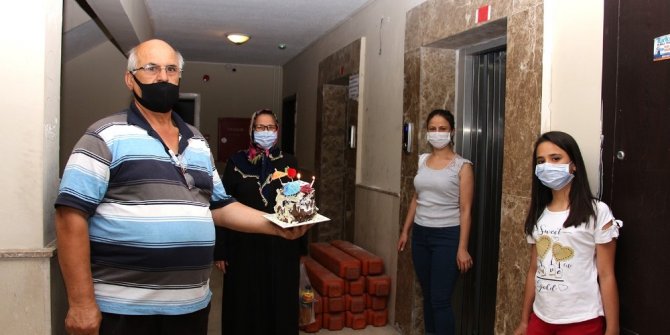Karantinadaki torunlara doğum günü sürprizi