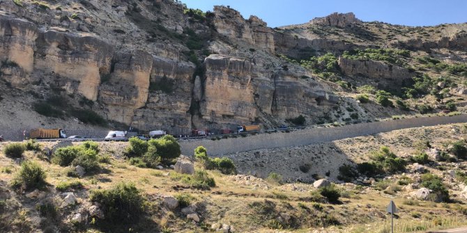Freni boşalan kamyon dağın yamacına çarptı, sürücü öldü
