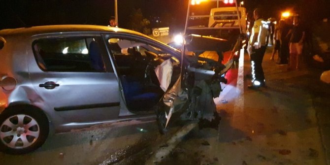 İki otomobil kafa kafaya çarpıştı: 4 yaralı