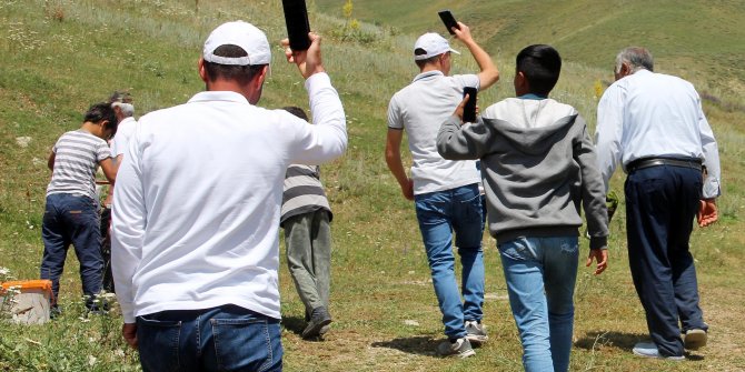 Şebeke avcıları, yakınlarıyla konuşmak için her yolu deniyor