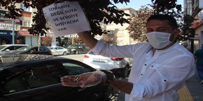Ağaç dallarına astığı notlarda dikkat çekti