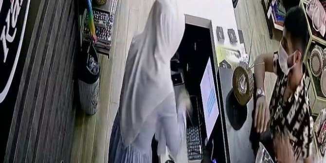 Çorap alma bahanesiyle 10 bin liralık telefonu çaldı