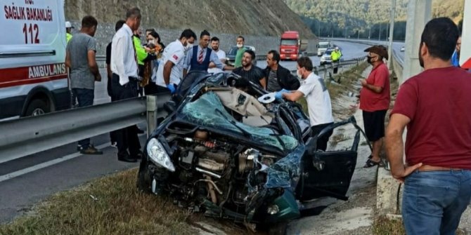 Bariyerlere çarpan otomobil hurdaya döndü: 3 yaralı
