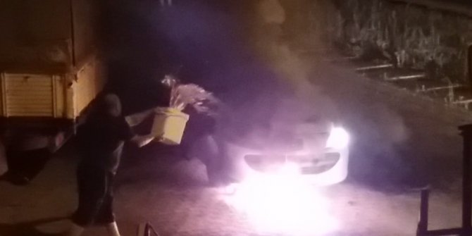 Yanan aracı vatandaşlar kovayla su taşıyıp hortumla su sıkarak söndürdü