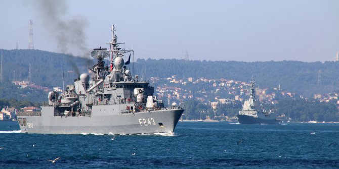 NATO tatbikatinden dönen savaş gemileri peş peşe Boğaz'dan geçti
