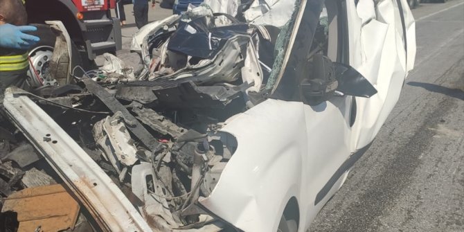 Samsun'da tırın çarptığı kamyonetteki 1 kişi öldü, 1 kişi yaralandı