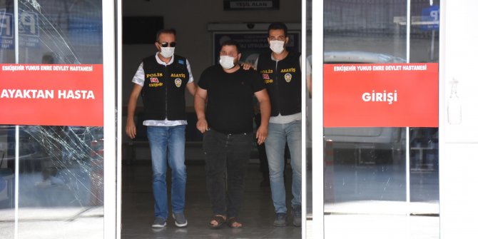 Otobüs şoförü, trafik tartışmasında satırla yaralandı