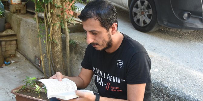 Terlikle kitap okuduğu fotoğrafı gündem olmuştu, şimdi kendi kitabını yazıyor