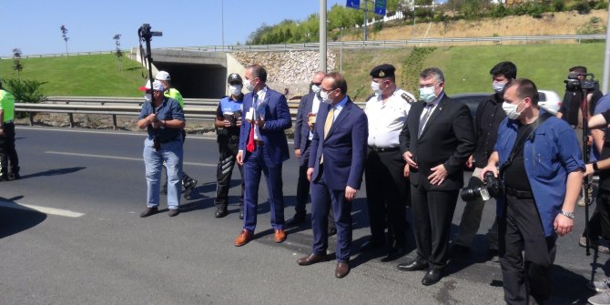 Vali Yavuz denetimlere katıldı, sürücülere pişmaniye hediye etti