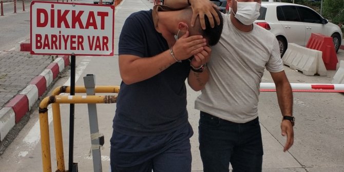 Polisi görünce uyuşturucu poşetini attı, yakalanmaktan kurtulamadı