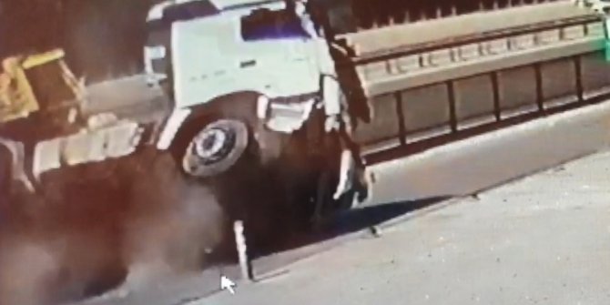 Kocaeli’de bor madeni yüklü tırın devrilme anı kamerada