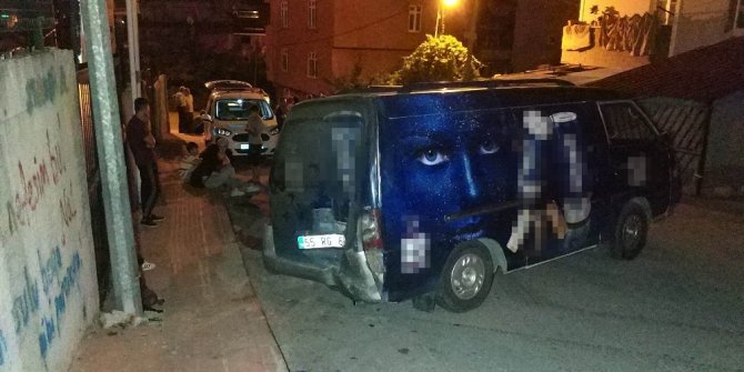 Freni patlayan kamyonet yol kenarında yürüyenlere çarptı: 2 yaralı