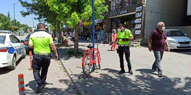 Motosikletin çarptığı bisikletin sürücüsünün takma dişi boğazına kaçtı