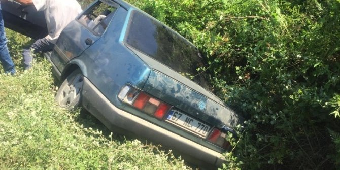 Direksiyon hakimiyetini kaybetti, otomobiliyle kanala düştü