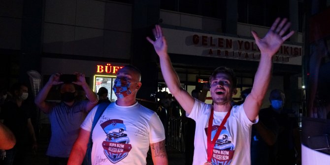 Trabzonspor, havalimanında coşkuyla karşılandı