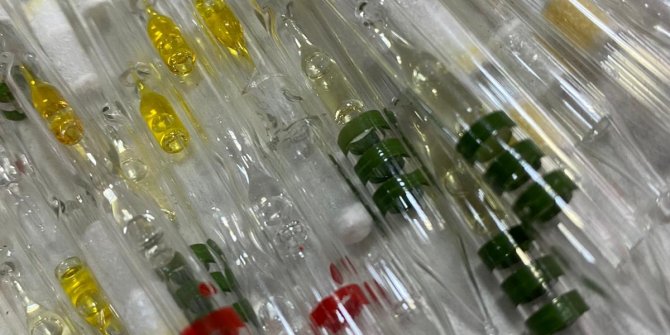 Otogarda 115 tüp kobra yılanı zehri ile yakalandılar