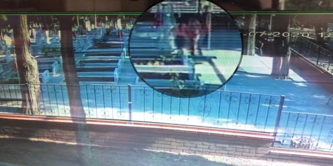 Çocuklar şehitlikteki bayrakları çaldı