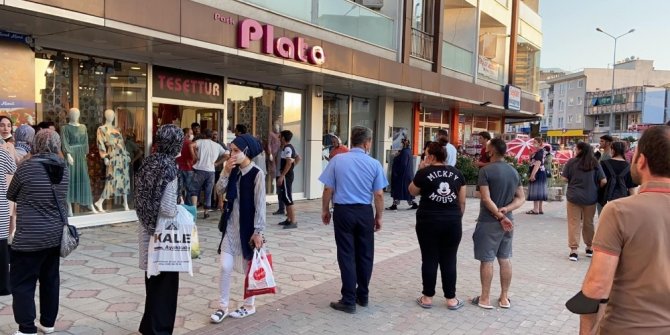 Kaçan boğa girdiği giyim mağazasını bir birine kattı