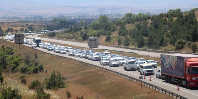 Bolu’da tatilcileri taşıyan araçlar trafiği durma noktasına getirdi