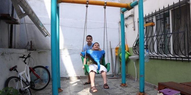 Otizmli minik Eren, bayram sevincini erken yaşadı
