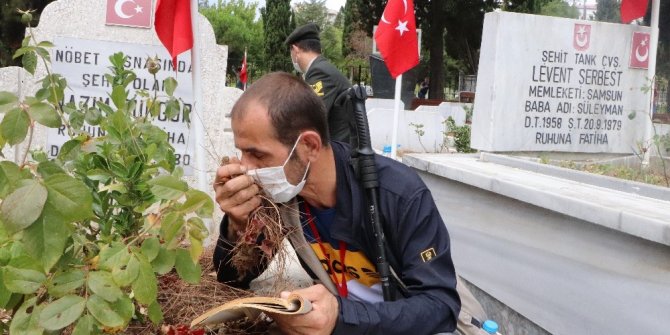 Görme engelli vatandaş 20 senedir şehitlikte Kur’an okuyor