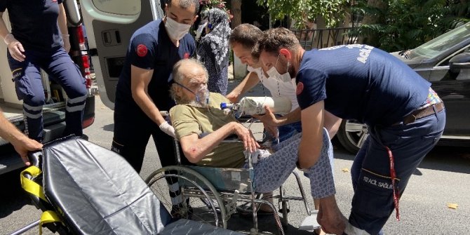 Yangından bir bebek bir yaşlı vatandaş son anda kurtarıldı