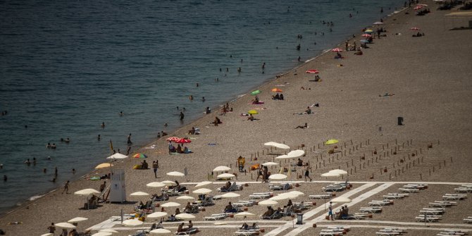 Sıcak hava ve yüksek nemden bunalanlar sahillerde yoğunluk oluşturdu