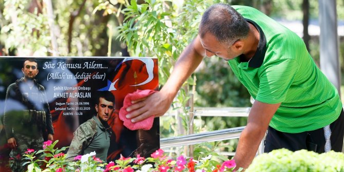 Önce şehitleriyle bayramlaştılar