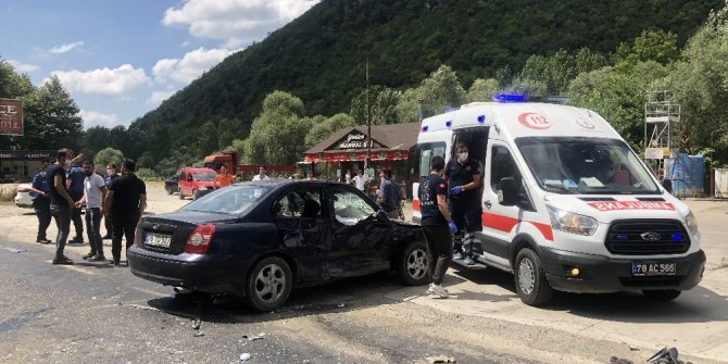 Karabük’te iki otomobil çarpıştı: 3’ü çocuk 6 yaralı
