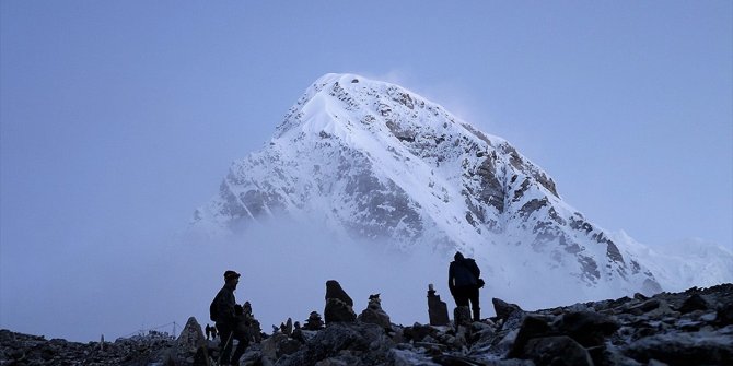 Everest dağcılara yeniden açılıyor