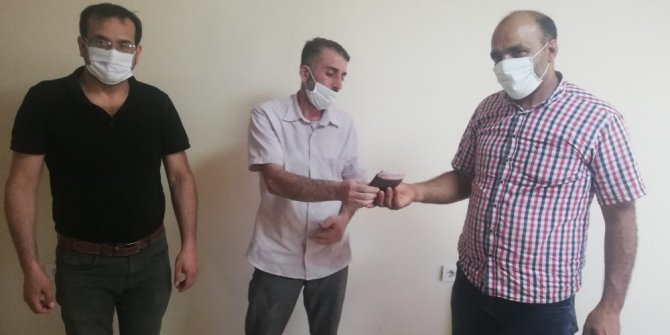 Sokakta bulduğu para dolu cüzdanı sahibine teslim etti