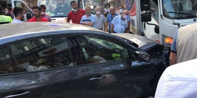 Gaz pedalı takılan otomobil önce yayaya sonra kamyona çarptı: 2 yaralı