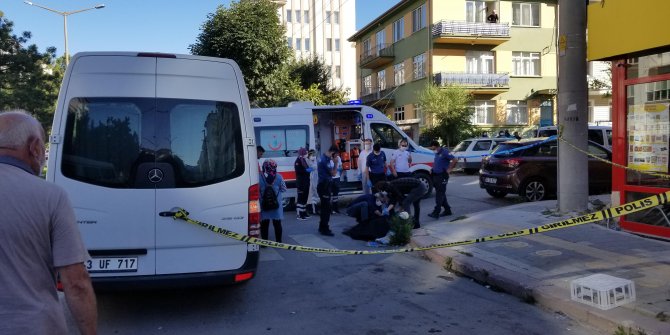 Fenalaşarak minibüsten indi, oturduğu kaldırımda öldü