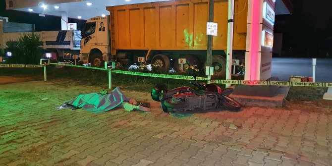 Kaldırıma devrilen elektrikli motosikletin sürücüsü öldü
