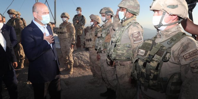 Bakan Soylu, Şırnak'ta askerlerle bayramlaştı