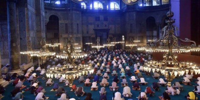 Ayasofya’da ilk Bayram Namazı binlerin katılımıyla kılındı