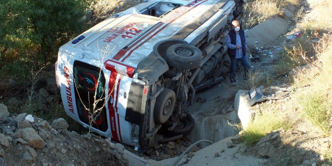 Ambulans takla attı: 3 yaralı