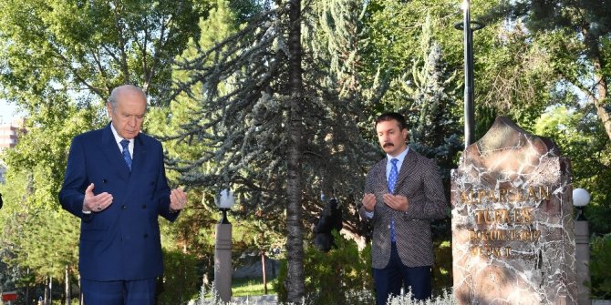 Bahçeli, Alparslan Türkeş’in mezarını ziyaret etti