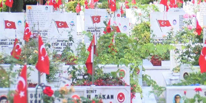 Edirnekapı Şehitliği'nde buruk bayram