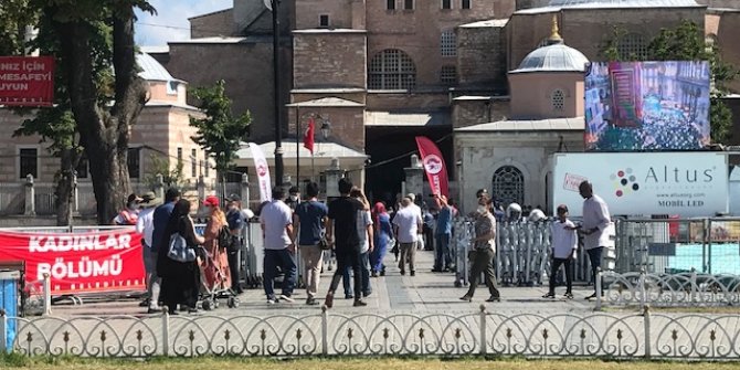 Ayasofya'da bayram namazının ardından cumayı bekliyorlar