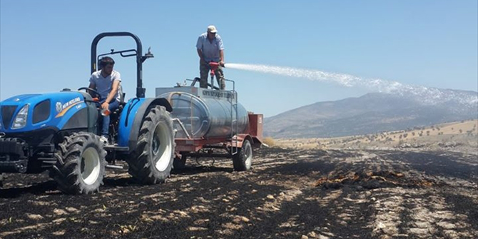 Beyşehir'de arazi yangınında saman balyaları yandı