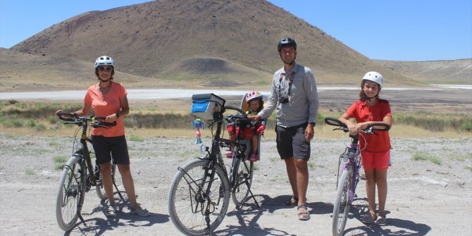 Azalan su kaynaklarına dikkat çekmek için Meke Gölü'nde pedal çevirdiler