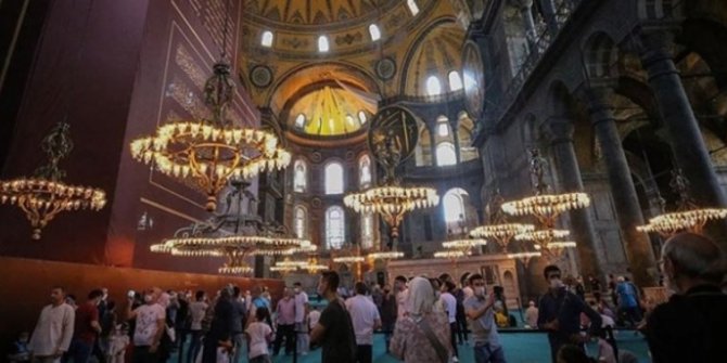Ayasofya-i Kebir Cami-i Şerifi'nde bayramın ikinci günü ziyaretçi yoğunluğu yaşanıyor