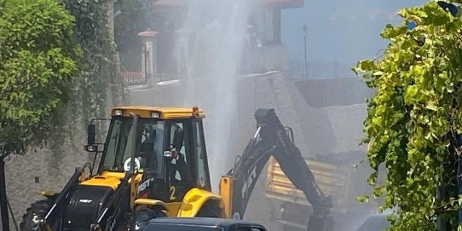 Su borusu patladı, trafik kitlendi