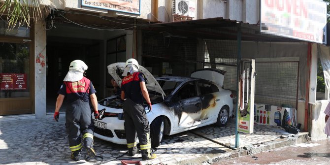 Park halindeki otomobil alev aldı